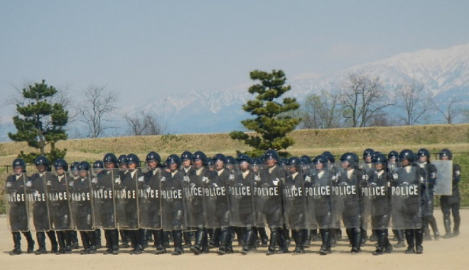 防護盾を使用した部隊訓練