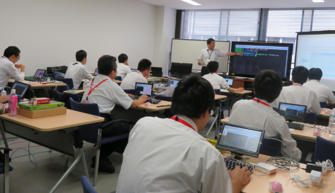 職員が技術講義を行う様子