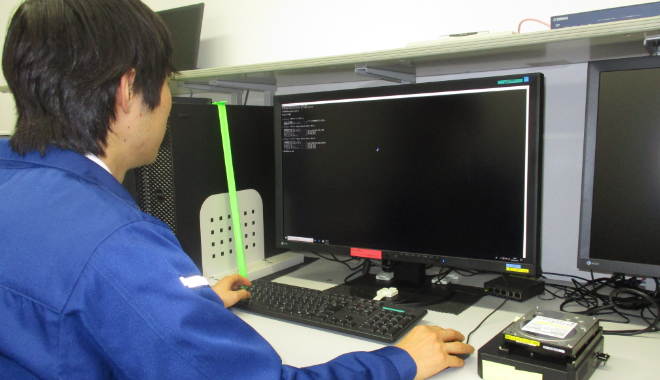 職員がハードディスクの解析を行う様子