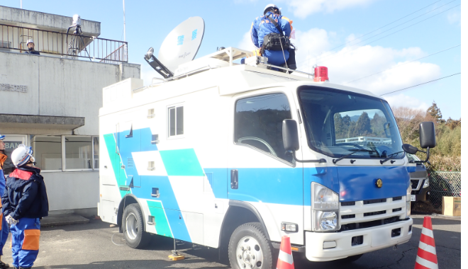 衛星通信車を運用している様子