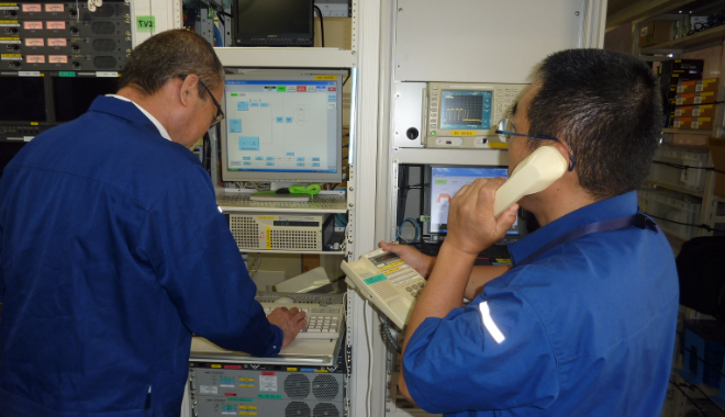 情報通信システムの点検を行っている様子