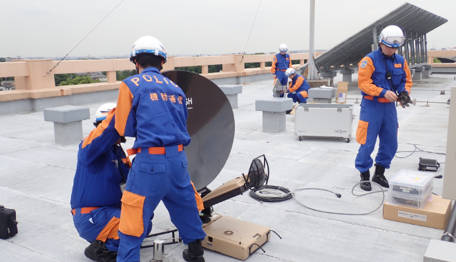 災害対策本部用の通信機器を設置している様子