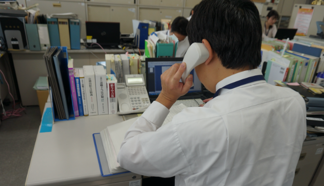 課内で職員が業務を行なっている様子