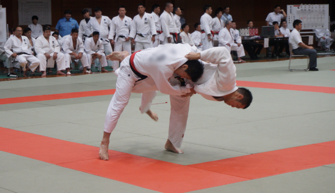 柔道大会で内股をかける瞬間の様子