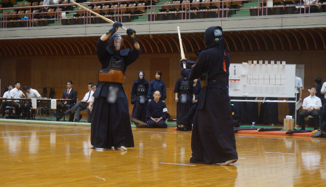 剣道大会で剣士が上段に構えている様子