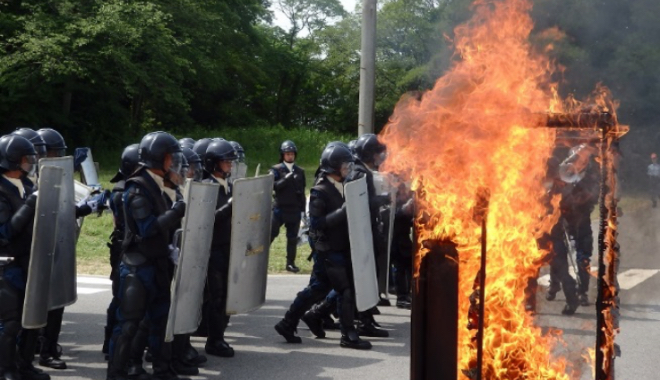 防護盾を使用した部隊訓練