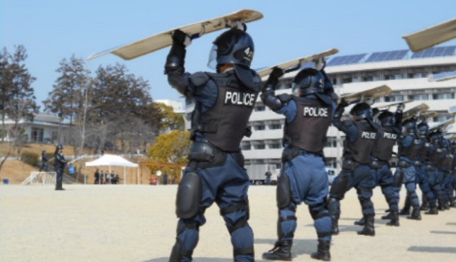 防護盾を使用した部隊訓練