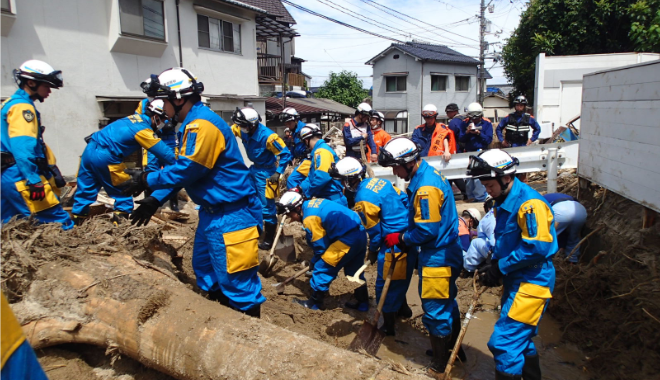 土砂災害の現場で業務にあたる広域緊急援助隊の様子