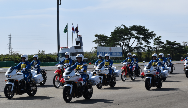 編隊で走行する白バイの様子