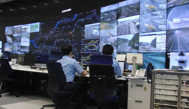 複数のモニターで高速道路の状況を確認する職員の様子