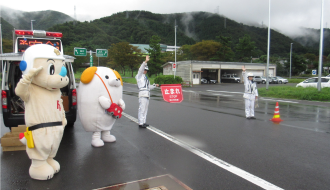 高速道路で交通整理をする警察官の様子