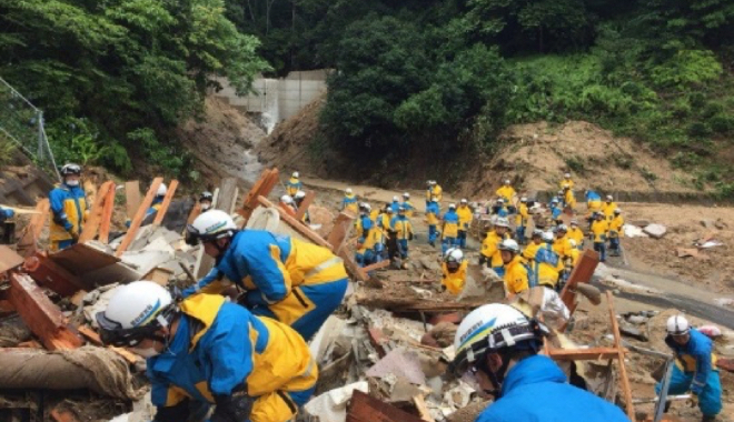 豪雨被災地において、救助・捜索する警備部隊