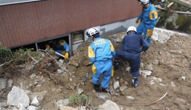 豪雨被災地において、救助・捜索する警備部隊
