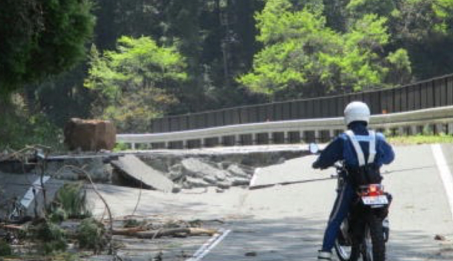 地震被災地の道路状況を調査する交通部隊