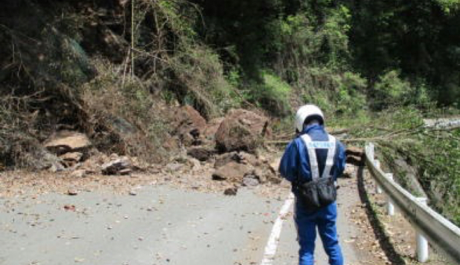 地震被災地の道路状況を調査する交通部隊