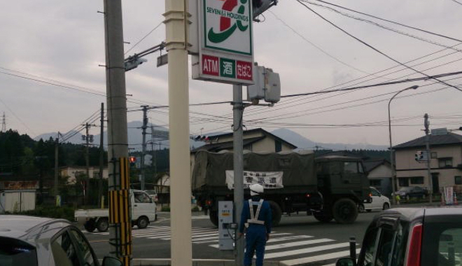 被災地において交通整理を行う交通部隊