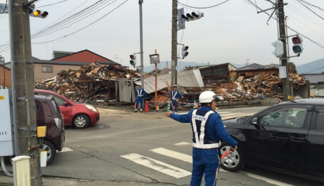 被災地において交通整理を行う交通部隊