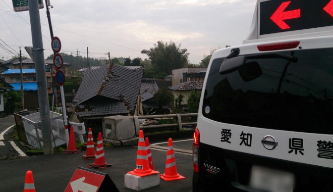 被災地において交通整理を行う交通部隊