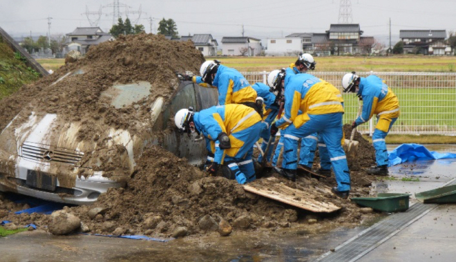 土砂を被った車から救助訓練