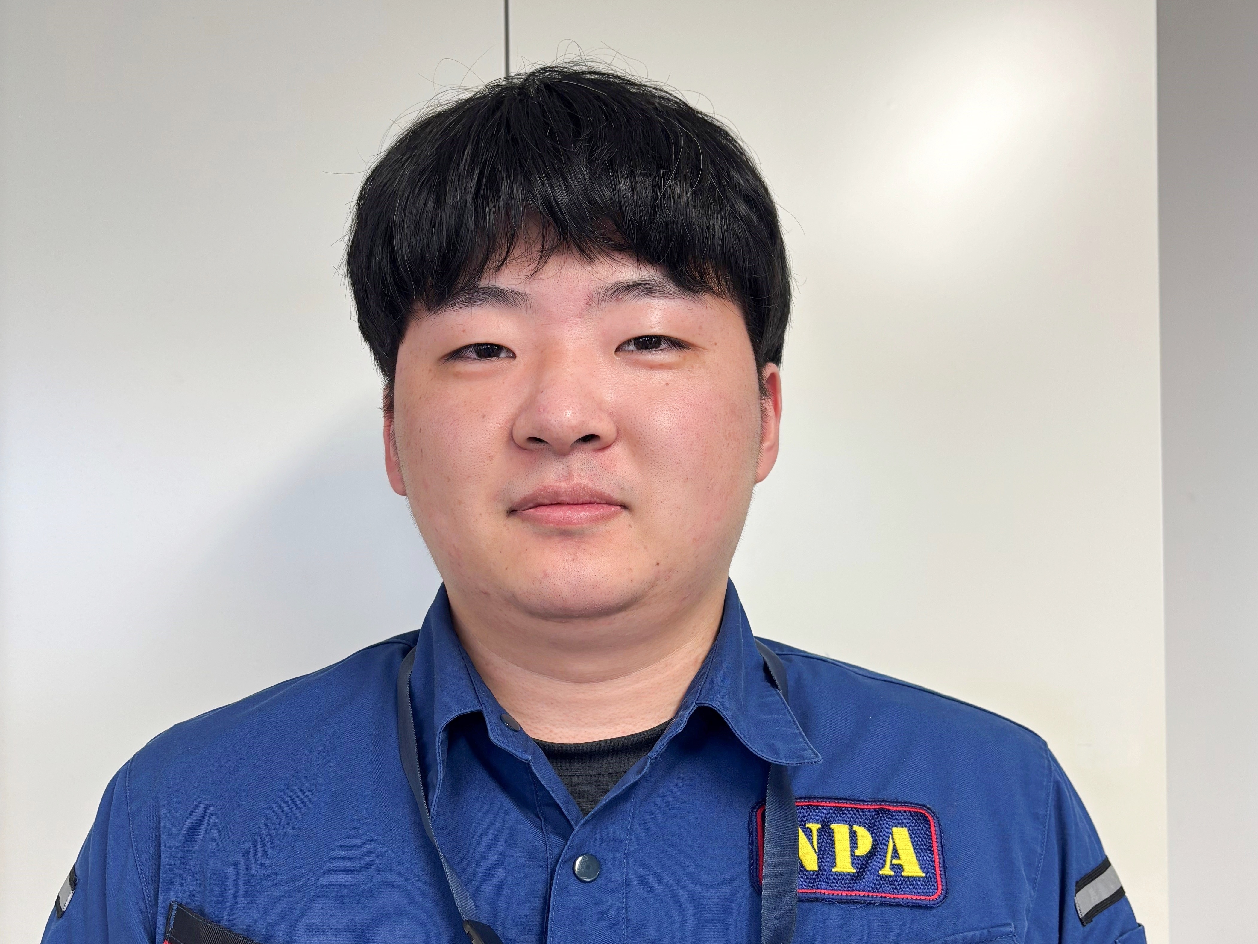 技官の正面写真