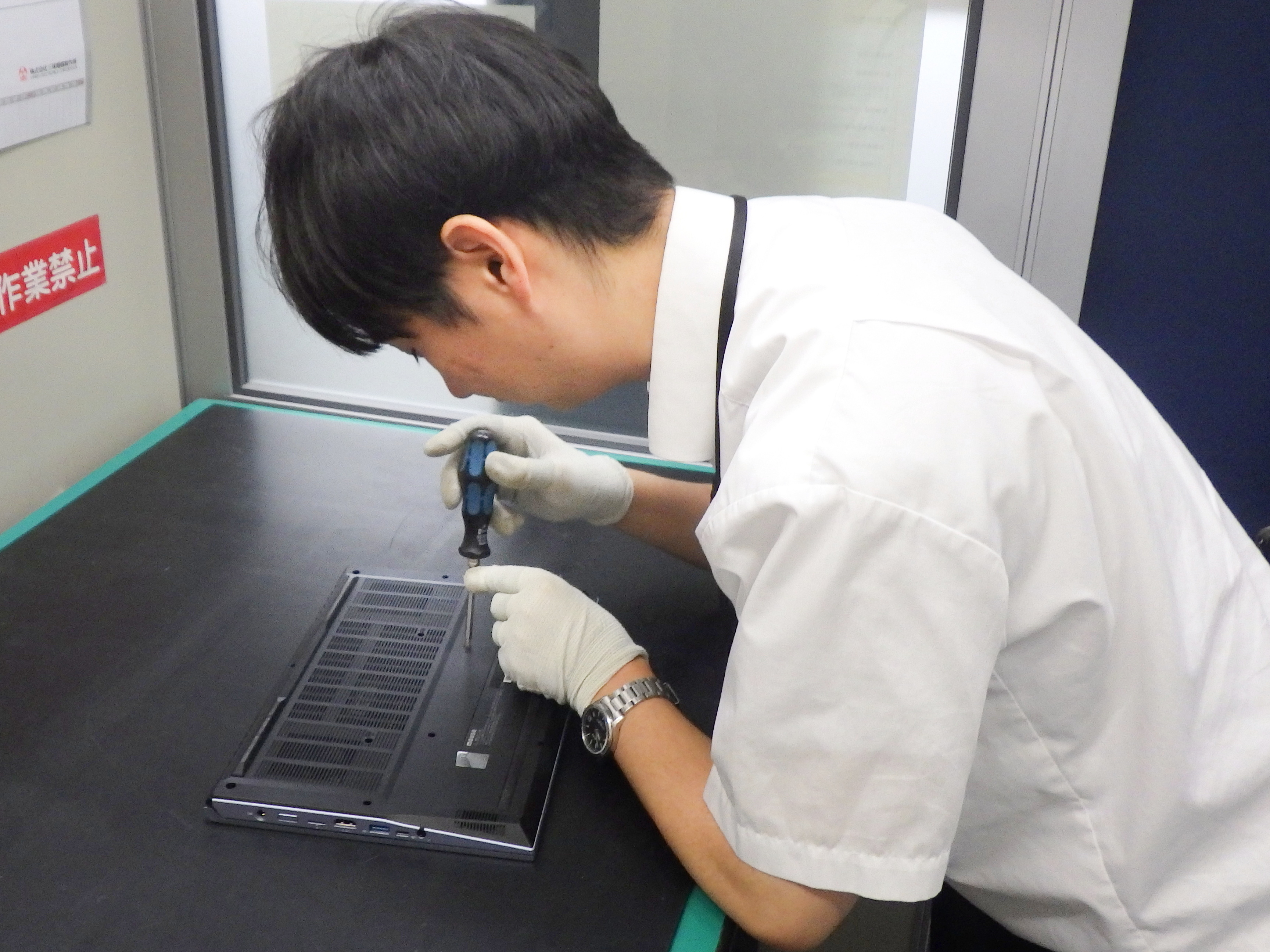 作業をする技官の写真