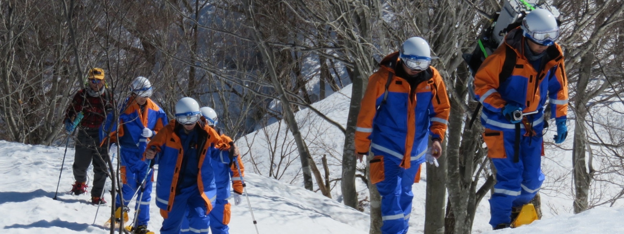 雪山訓練をする6名の職員の様子
